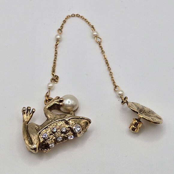 VTG Gold Tone Whimsy Fairy Cottage Frog Lilly pad Chain Link Faux Pearl Tie Tac - Picture 8 of 11